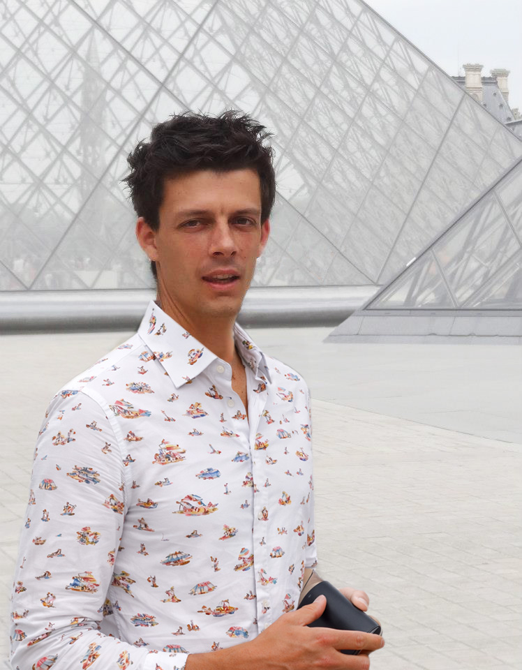Gwendal Bonneel devant la pyramide du Louvre